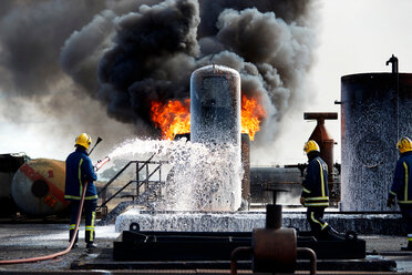 Feuerwehrleute üben das Löschen von Bränden an brennenden Tanks, Darlington, UK - CUF48146