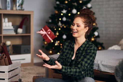 Woman wrapping Christmas presents - CUF48150