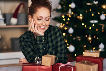 Frau mit Weihnachtsgeschenken - CUF48154