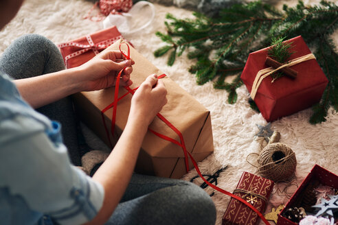 Frau packt Weihnachtsgeschenke ein - CUF48167