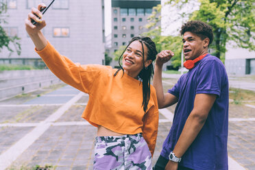 Bruder und Schwester machen ein Selfie - CUF48197