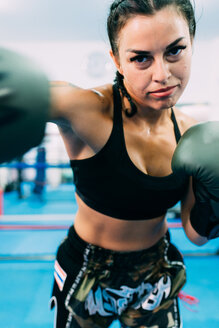 Porträt einer Boxerin beim Schlagabtausch - CUF48242