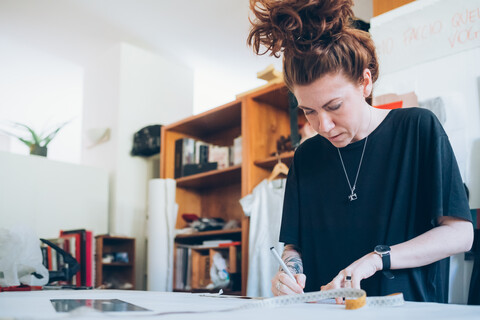 Modedesignerin bei der Arbeit in ihrem Atelier, lizenzfreies Stockfoto
