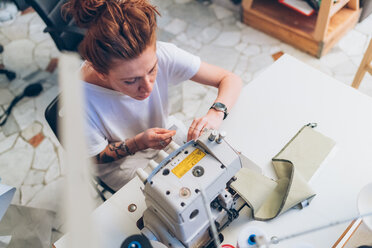 Modedesignerin an der Nähmaschine - CUF48271