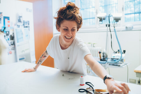 Modedesignerin bei der Arbeit in ihrem Atelier, lizenzfreies Stockfoto