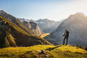 Wanderer genießt die Aussicht, Karwendelgebiet, Hinterriss, Tirol, Österreich - CUF48301
