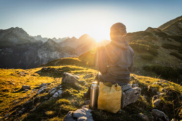 Wanderer genießt die Aussicht, Karwendelgebiet, Hinterriss, Tirol, Österreich - CUF48304