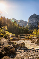 Brücke über den Fluss, Karwendelgebiet, Hinterriss, Tirol, Österreich - CUF48309