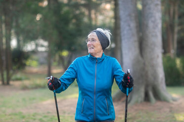 Ältere Frau beim Nordic Walking im Park - CUF48357