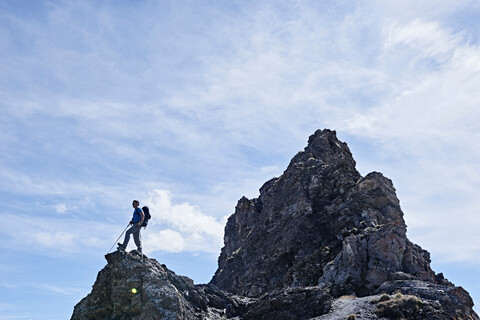 Wanderer auf dem Gipfel eines Felsens, Mont Cervin, Matterhorn, Wallis, Schweiz, lizenzfreies Stockfoto