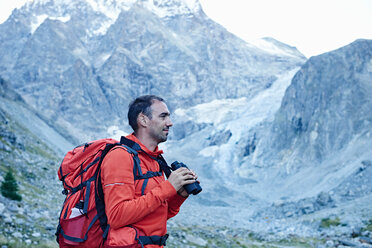 Wanderer mit Fernglas, Mont Cervin, Matterhorn, Wallis, Schweiz - CUF48385