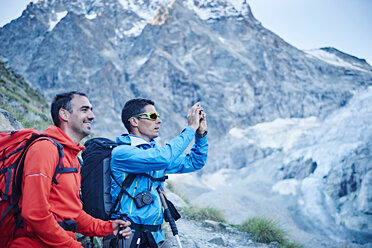 Wanderer beim Fotografieren, Mont Cervin, Matterhorn, Wallis, Schweiz - CUF48387