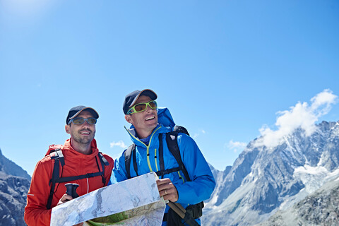 Wanderfreunde lesen Karte, Mont Cervin, Matterhorn, Wallis, Schweiz, lizenzfreies Stockfoto