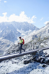 Wanderer überquert schmale Brücke, Mont Cervin, Matterhorn, Wallis, Schweiz - CUF48396