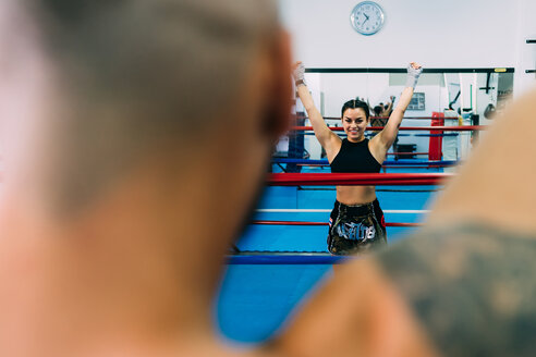 Männliche und weibliche Boxer trainieren im Boxring - CUF48397