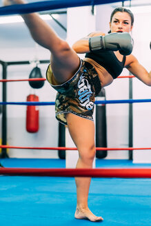 Weiblicher Boxer beim Training im Boxring - CUF48410