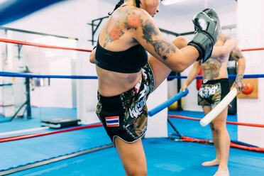 Männliche und weibliche Boxer trainieren im Boxring - CUF48411