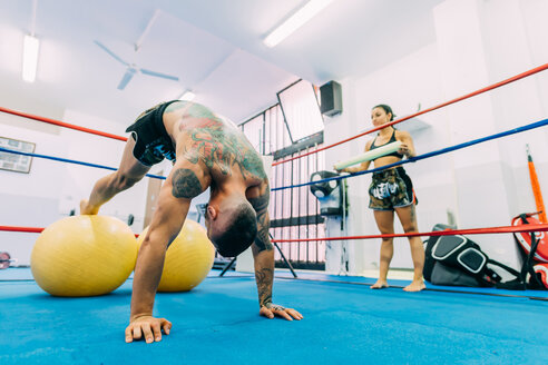 Männliche und weibliche Boxer trainieren im Boxring - CUF48416