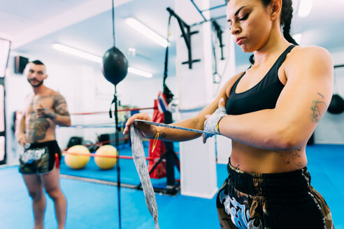 Mann und Frau machen sich für das Training im Fitnessstudio bereit - CUF48418