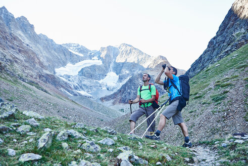 Wanderer mit Ferngläsern, Mont Cervin, Matterhorn, Wallis, Schweiz - CUF48423