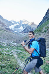 Wanderer mit Fernglas, Mont Cervin, Matterhorn, Wallis, Schweiz - CUF48424