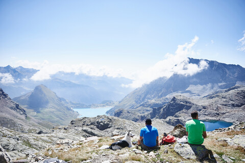 Wanderer, die eine Pause machen, Mont Cervin, Matterhorn, Wallis, Schweiz, lizenzfreies Stockfoto