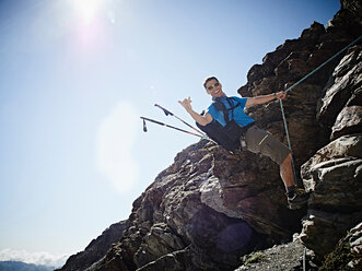 Wanderer, der ein Seil benutzt, um eine Felswand zu besteigen, Mont Cervin, Matterhorn, Wallis, Schweiz - CUF48429