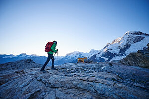 Wanderer auf felsigem Untergrund, Mont Cervin, Matterhorn, Wallis, Schweiz - CUF48432