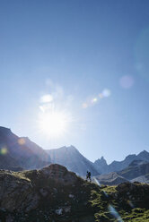 Wanderer auf dem Weg zum Gipfel des Felsens, Mont Cervin, Matterhorn, Wallis, Schweiz - CUF48442