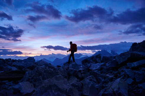 Wanderer in der Abenddämmerung, Mont Cervin, Matterhorn, Wallis, Schweiz - CUF48445
