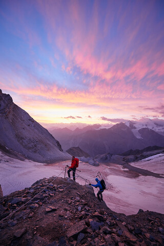 Wanderer klettern bei Sonnenuntergang am Felsen, Mont Cervin, Matterhorn, Wallis, Schweiz, lizenzfreies Stockfoto