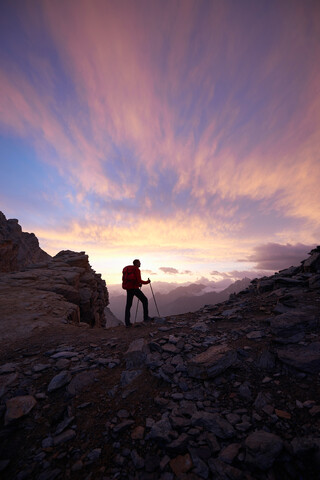 Wanderer bewundert Sonnenuntergang, Mont Cervin, Matterhorn, Wallis, Schweiz, lizenzfreies Stockfoto