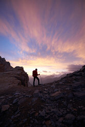 Wanderer bewundert Sonnenuntergang, Mont Cervin, Matterhorn, Wallis, Schweiz - CUF48447