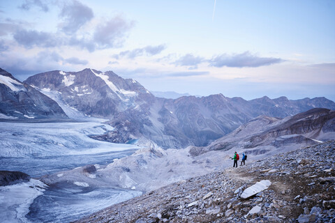 Wanderfreunde mit Blick auf den Gletscher, Mont Cervin, Matterhorn, Wallis, Schweiz, lizenzfreies Stockfoto