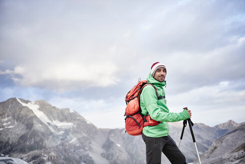 Portrait eines Wanderers bei Kälte, Mont Cervin, Matterhorn, Wallis, Schweiz - CUF48449