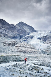 Wanderer auf felsigem Terrain, Mont Cervin, Matterhorn, Wallis, Schweiz - CUF48450