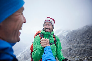 Wanderer gratulieren sich selbst, Mont Cervin, Matterhorn, Wallis, Schweiz - CUF48452