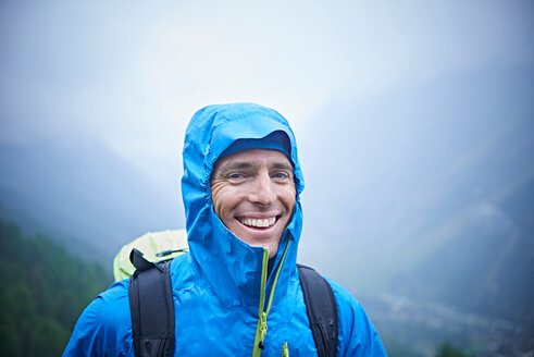 Porträt eines Wanderers bei nassen Bedingungen, Mont Cervin, Matterhorn, Wallis, Schweiz - CUF48453