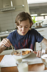 Teenage boy eating breakfast in a house - FOLF10248
