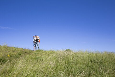 Mutter und Sohn machen Selfies auf einem Hügel in Kullaberg, Schweden, lizenzfreies Stockfoto