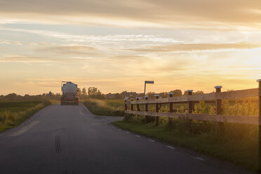 Ländliche Straße bei Sonnenuntergang in Schweden - FOLF10257