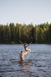 Mann wirft einen Teenager in einen See in Kilsbergen, Schweden - FOLF10258
