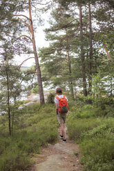 Jugendlicher auf einem Wanderweg in Lerum, Schweden - FOLF10260