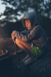 Junge sitzt am Lagerfeuer in Schweden - FOLF10281