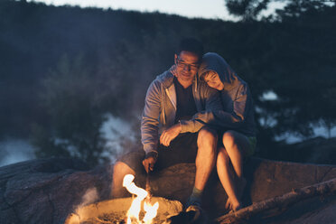 Father and son by campfire in Sweden - FOLF10282