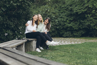 Three young women sitting in a park in Karlskrona, Sweden - FOLF10289