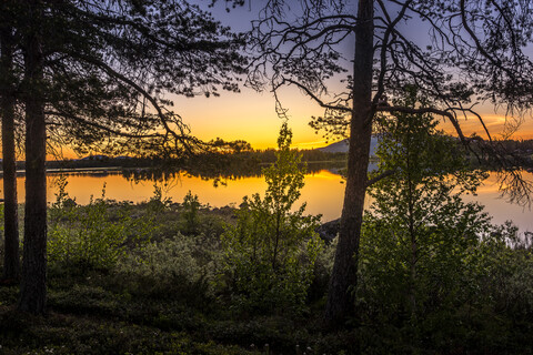 Mitternachtssonne über einem See in Arjeplog, Schweden, lizenzfreies Stockfoto