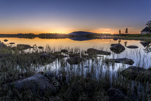 Mitternachtssonne über einem See in Arjeplog, Schweden - FOLF10303