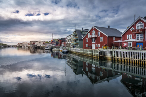 Hafen von Henningsvaer in Norwegen - FOLF10306