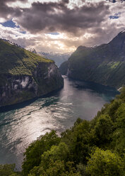 Fjord in Geiranger, Norwegen - FOLF10310